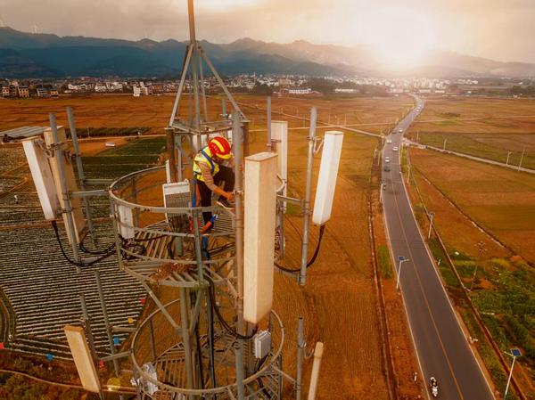 高铁高速“满格护航”筑牢 返乡路“空中信号防线”。区弘哲 摄 高铁高速“满格护航”筑牢 返乡路“空中信号防线”。区弘哲 摄