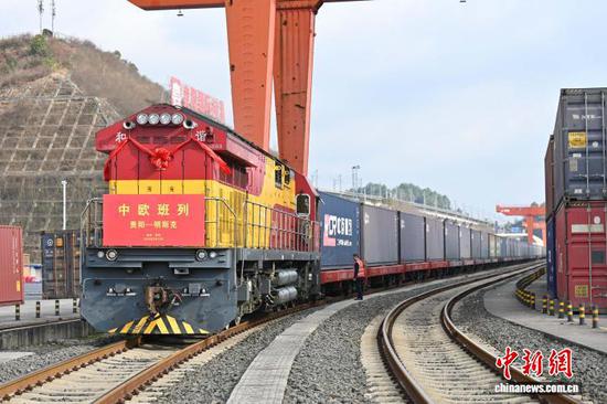 2月15日，一列满载“贵州造”吉利汽车及配套零部件的中欧班列在贵阳国际陆港都拉营站整装待发。杨亚文 摄