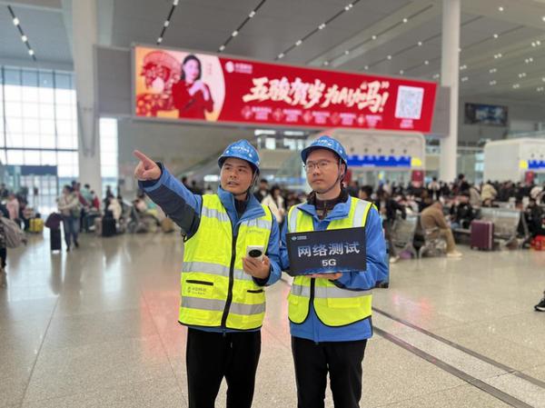 网络工程师在南宁火车东站开展春运通信保障。陈洁君 摄 网络工程师在南宁火车东站开展春运通信保障。陈洁君 摄