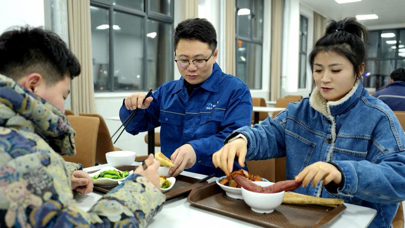 刘洋一家人在“中能家园”餐厅吃饭(丛双强摄) 刘洋一家人在“中能家园”餐厅吃饭(丛双强摄)