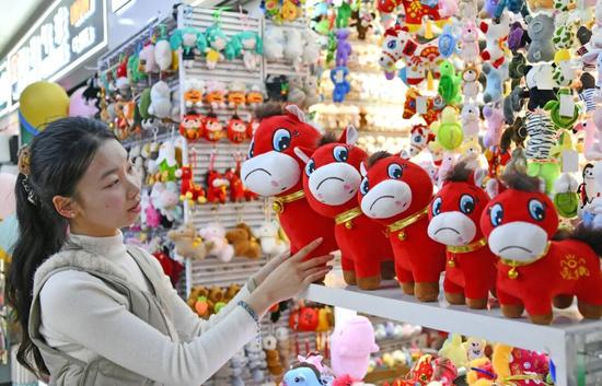 　　随着马年春节临近，一款被称为“哭哭马”的公仔玩具在网络上意外走红，成为浙江义乌市场的爆款产品。（王华斌/人民图片）
