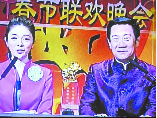  “金猴贺喜”纪念品亮相2004年央视春晚。