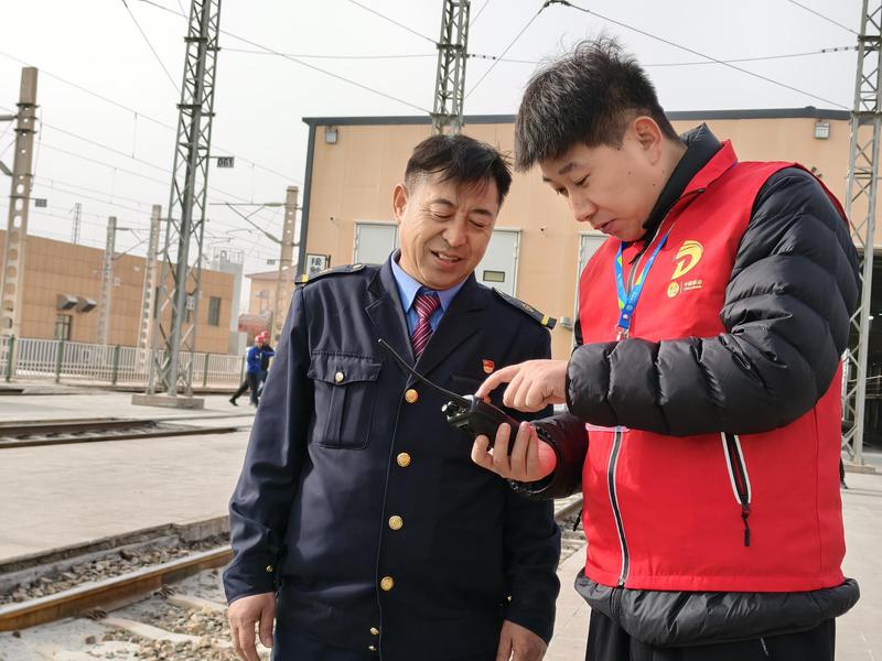 移动工作人员高效完成电子客票终端更换及业务保障。