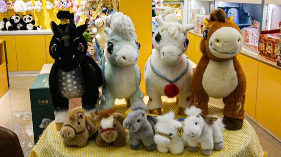 义乌国际商贸城“萌玩汇”店铺内陈列的部分“马”公仔。新华社记者刘澈 摄