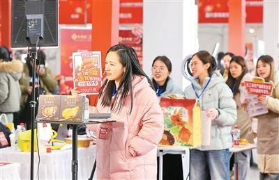 　　1月24日，在浙江省嘉兴市国际会展中心举办的“浙江省长三角农产品博览会暨2026新春年货节”上，电商主播正在进行年货直播。金 鹏摄（人民视觉）