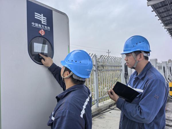 广西电动公司工作人员在钦州祥龙物流园重卡充电站进行巡检。梁敏 摄 广西电动公司工作人员在钦州祥龙物流园重卡充电站进行巡检。梁敏 摄