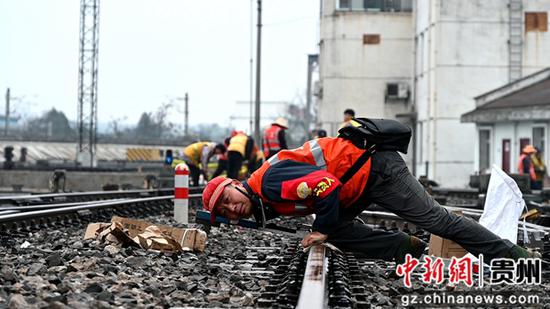 图为工作人员正在检查线路高低。