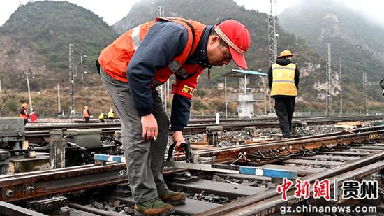 图为工作人员正在检查线路。