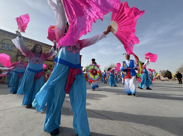 新疆拜城县阿克布隆村村民社火表演贺新春。冀江彤 摄 新疆拜城县阿克布隆村村民社火表演贺新春。冀江彤 摄