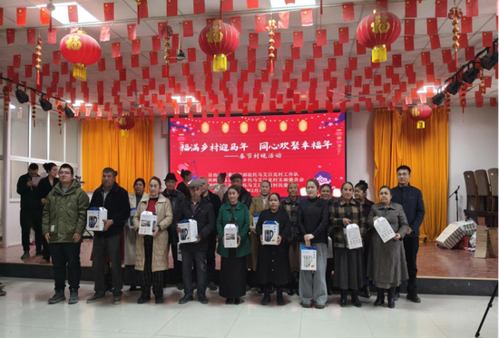 为荣获模范家庭村民颁发奖品。