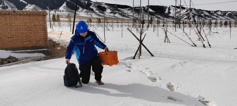 新疆移动网络维护人员不顾严寒，奔波于山野、戈壁之间。