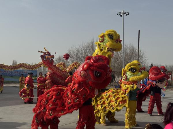 新疆拜城县阿克布隆村村民社火表演贺新春。冀江彤 摄 新疆拜城县阿克布隆村村民社火表演贺新春。冀江彤 摄