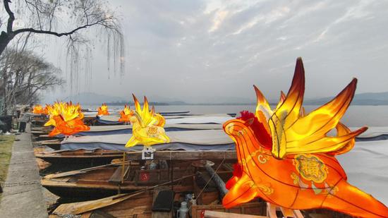 “马灯福气船”成为冬季杭州西湖夜游的一抹亮色。新华社记者段菁菁 摄