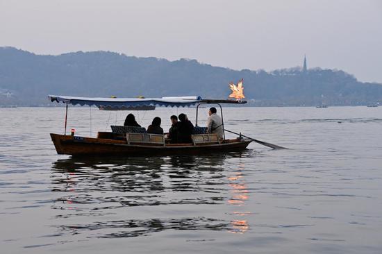 　西湖水面上装饰着马年彩灯的游船。新华社记者江汉 摄
