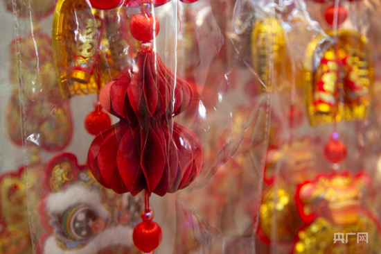 店铺内的“安哥拉红”年货产品（央广网记者 杨正弘 摄）