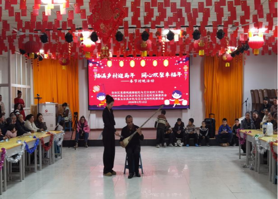 村民弹奏弹拨尔。