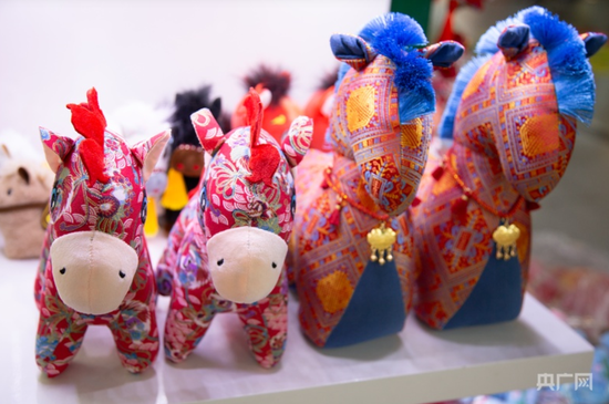 店铺销售的其它马年系列产品（央广网记者 杨正弘 摄）