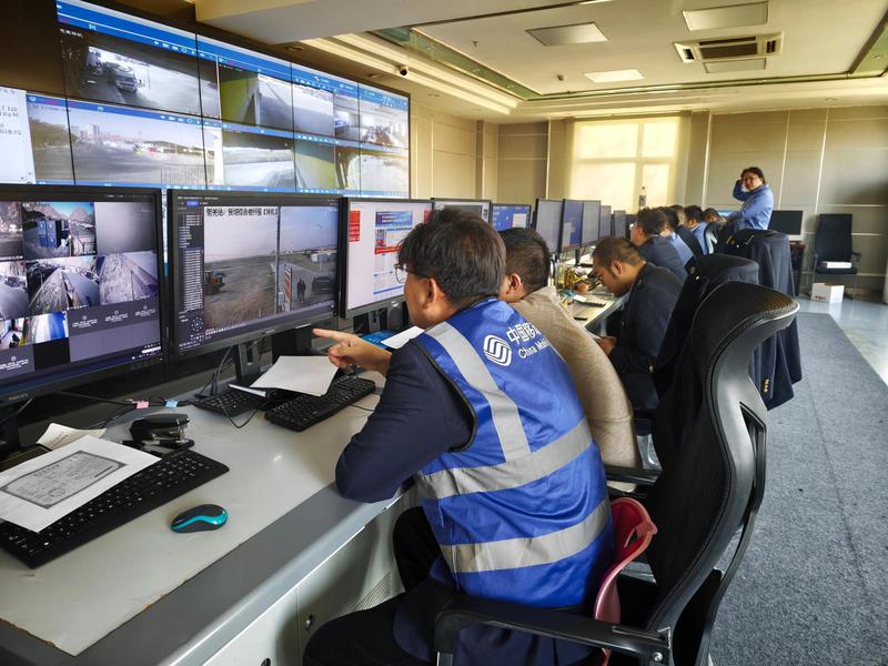 在调度中心，移动工作人员驻守一线，与铁路工作人员并肩作战。