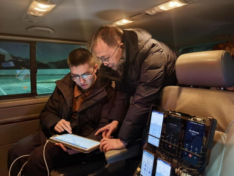 新疆移动网络工程师在天山胜利隧道测试5G网络。