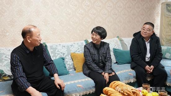 在丙午马年新春佳节即将来临之际，高昌区领导春节前开展走访慰问活动，向全区各族干部群众致以美好的新春祝福。许艳宏 摄