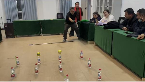 库车市阿拉哈格镇博孜村党支部副书记、村委会主任阿里木·斯拉吉丁赢得问答机会，准备套取心仪的奖品