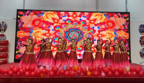 春节前夕，乌尔禾区新时代文明实践中心灯火璀璨、暖意融融，“骏马迎春·兵地共贺”2026年群众村晚圆满举办。郑家爽 摄