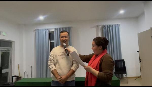 库车市阿拉哈格镇博孜村村干部穆合塔尔·司马义正在参与2月14日晚铸牢知识问答活动