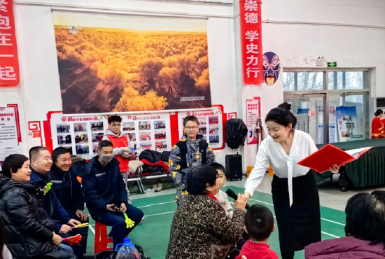 现场群众积极参与知识问答。郑家爽 摄0