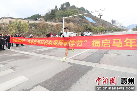 一等奖得主王加威向终点冲刺。唐鹏 摄 一等奖得主王加威向终点冲刺。唐鹏 摄