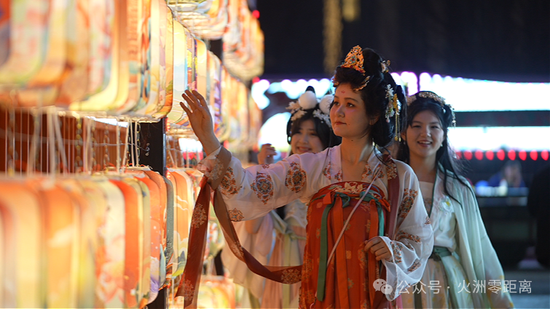 市民发茹再·卡哈尔和她的朋友盛装打扮逛灯会。夏依玛旦·艾热西丁 摄e
