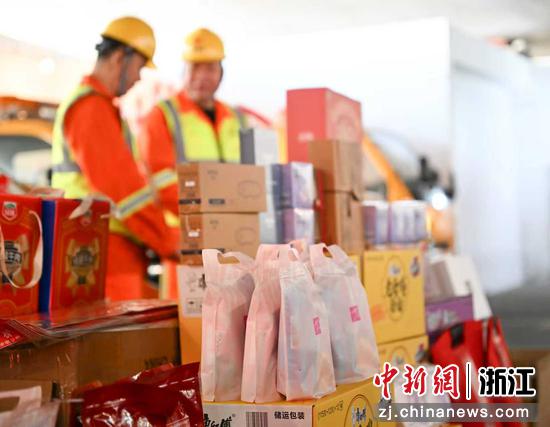 图为：琳琅满目的年礼。中新社记者 王刚 摄