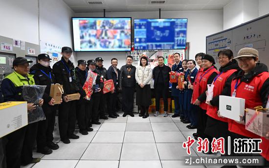 图为：主办方向杭港地铁工作者赠送年礼。中新社记者 王刚 摄