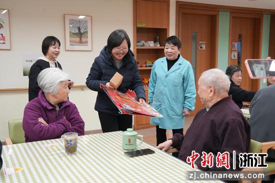 图为：主办方向西湖区文新照护之家的老人赠送年礼。中新社记者 王刚 摄