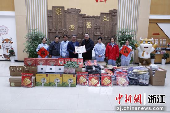 图为：主办方向杭州市儿童福利院赠送年礼。中新社记者 王刚 摄