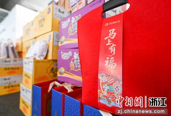 图为：琳琅满目的年礼。中新社记者 王刚 摄