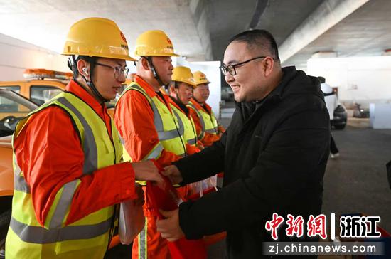 图为：主办方赠送“浙里年礼”现场。中新社记者 王刚 摄