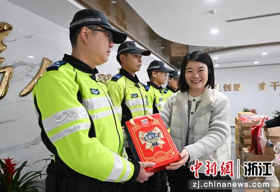 图为：主办方赠送“浙里年礼”现场。中新社记者 王刚 摄