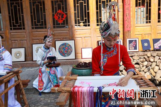 畲族姑娘正在刺绣。蓝三峰&nbsp;摄