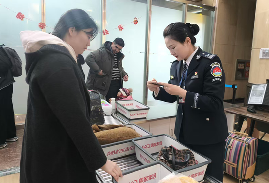 李娟仪在帮助旅客行李安检。克拉玛依融媒记者 张悦 摄9