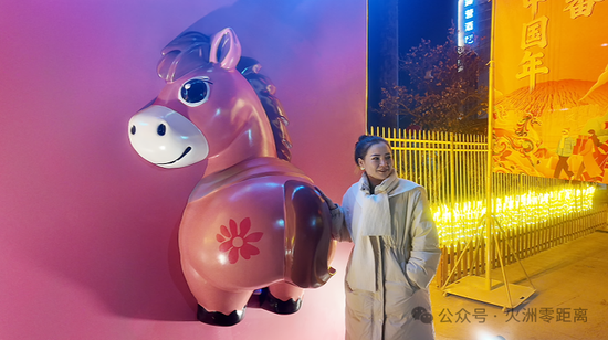 游客们合影留念。马红红 摄