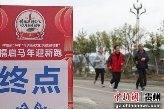 参赛选手向终点冲刺。唐鹏 摄 参赛选手向终点冲刺。唐鹏 摄