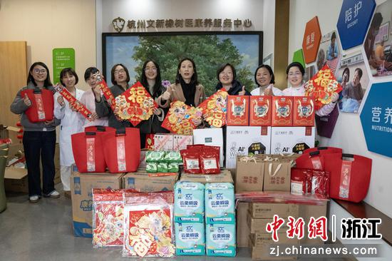 图为：主办方向西湖区文新照护之家赠送年礼。中新社记者 王刚 摄