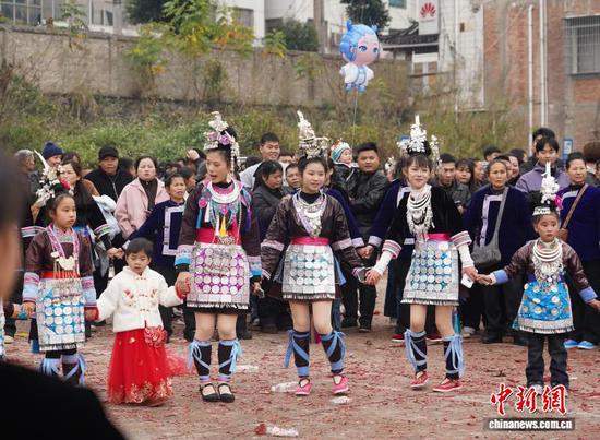 图为民众在跳哆耶舞。 卢忠南 摄