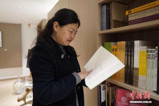 资料图:图为杜薇在阅读书籍。(受访者 供图) 资料图:图为杜薇在阅读书籍。(受访者 供图)