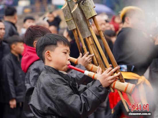 图为民众在吹奏芦笙。 卢忠南 摄