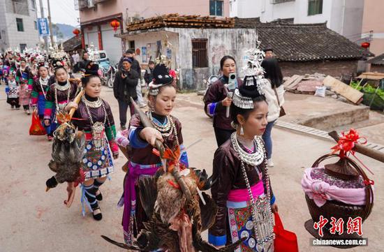 图为侗族同胞正前往鼓楼。卢忠南 摄