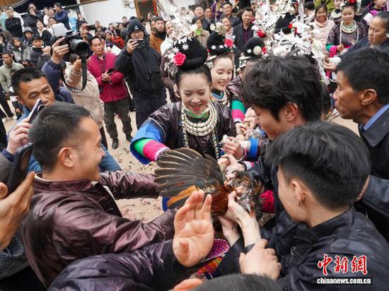 图为侗族同胞参加“鼓楼抢鸡”民俗活动。卢忠南 摄