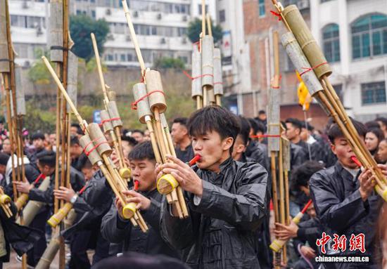 图为民众在吹奏芦笙。 卢忠南 摄