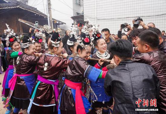 图为侗族同胞参加“鼓楼抢鸡”民俗活动。卢忠南 摄