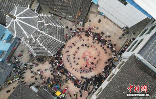 图为侗族同胞参加“鼓楼抢鸡”民俗活动。卢忠南 摄